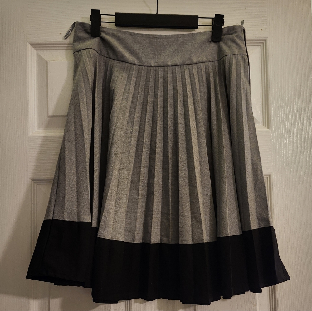 H&M Gray and Black Pleated Skirt Size 8